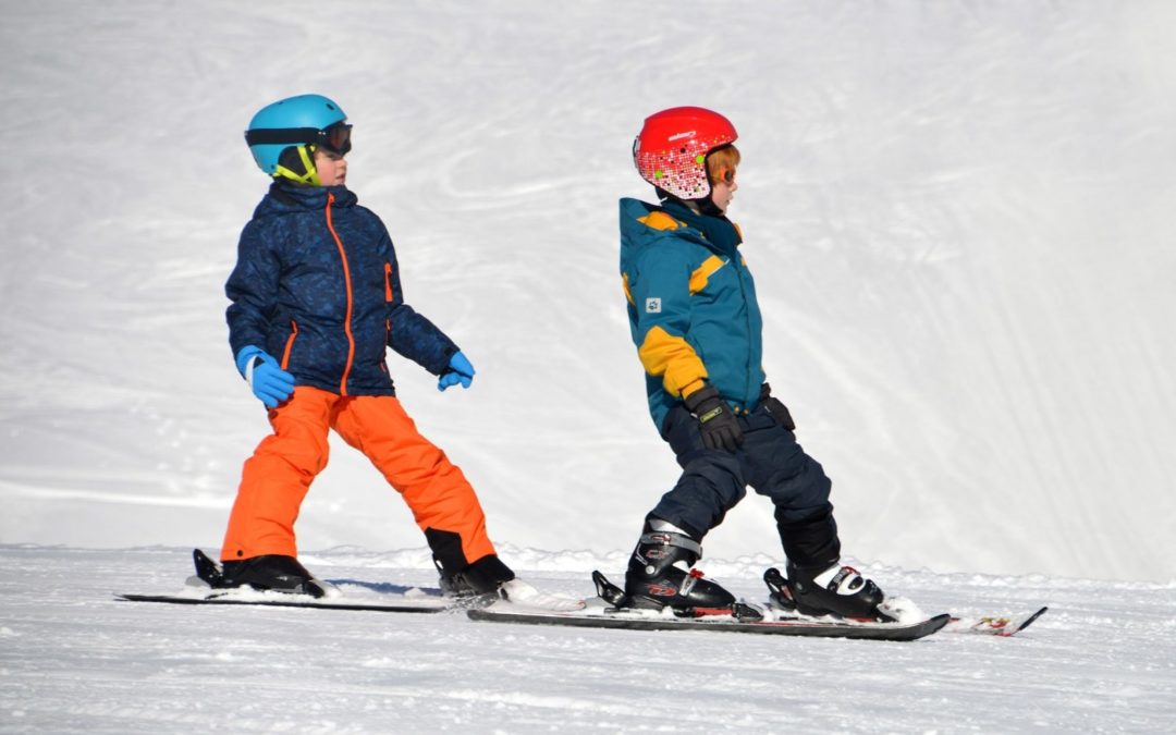 Cómo vestir a un niño para esquiar: claves para acertar